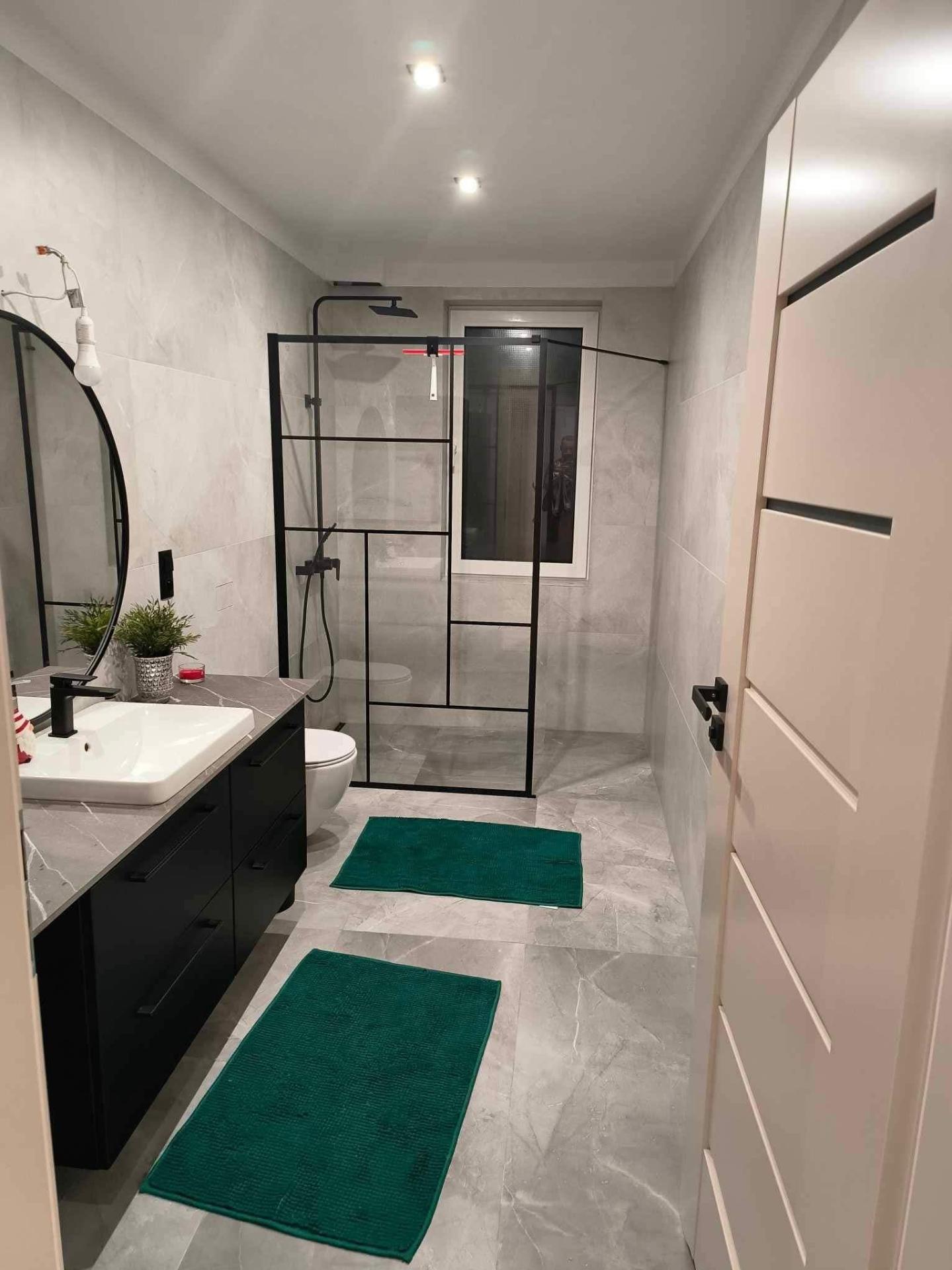 Łazienka z kabiną walk-in w stylu loft i marmurowymi płytkami